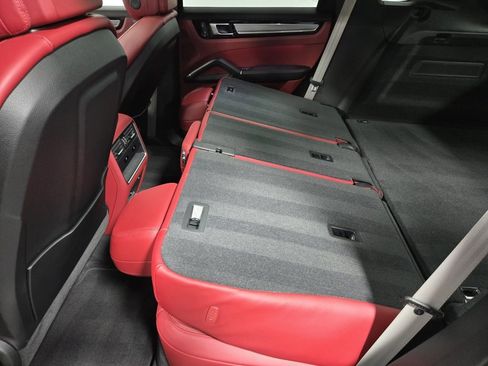 Used 2022 Porsche Cayenne Platinum Edition image 35
