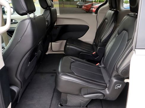 Used 2024 Chrysler Pacifica Touring-L FWD image 23
