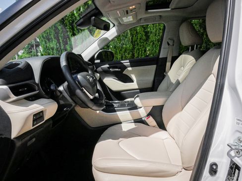 Used 2024 Toyota Highlander XLE FWD image 16