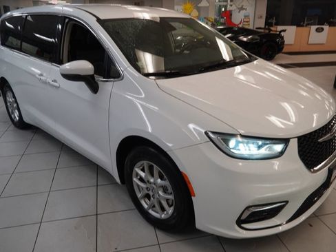Used 2023 Chrysler Pacifica Touring-L FWD image 12