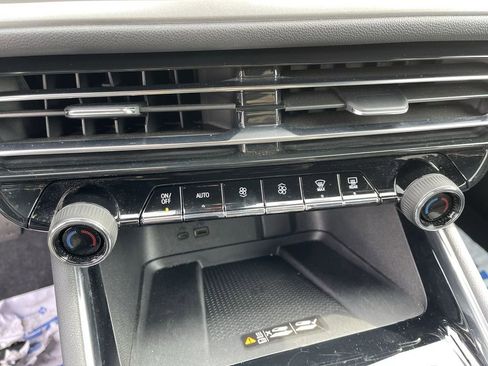 Used 2025 Chevrolet Traverse LT FWD image 18