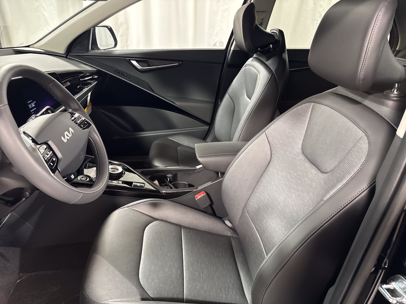 New 2026 Kia Niro Wave w/ Wave Preserve Package FWD image 3