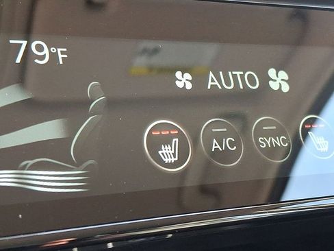 Used 2025 Genesis G70 2.5T image 19