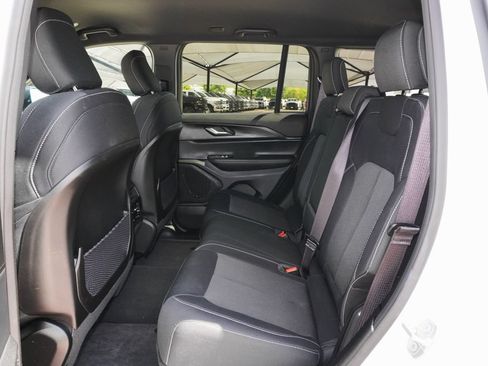 Used 2025 Jeep Grand Cherokee Laredo AWD/4WD image 30
