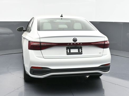 Used 2025 Volkswagen Jetta SE w/ Black Wheel Package image 7