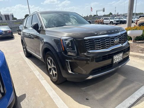 Used 2020 Kia Telluride EX w/ Towing Package FWD image 2