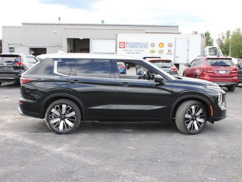 New 2025 Mitsubishi Outlander AWD image 12