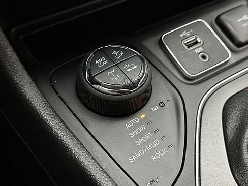 Used 2019 Jeep Cherokee Trailhawk image 13