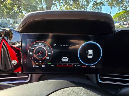 Used 2024 Hyundai Elantra Blue image 21