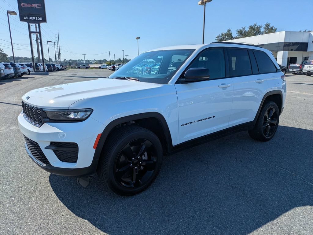 Used 2025 Jeep Grand Cherokee Altitude RWD image 8