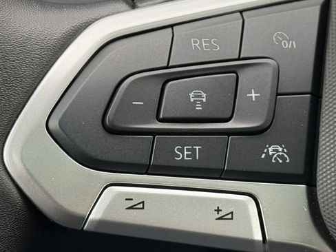 Used 2025 Volkswagen Taos SE AWD/4WD image 19