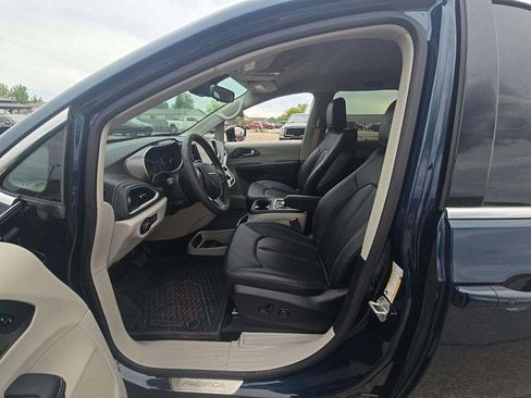 Used 2024 Chrysler Pacifica Touring-L FWD image 6