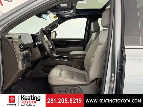Used 2025 Chevrolet Suburban LT w/ Comfort Package RWD image 14