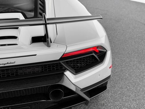 Used 2018 Lamborghini Huracan Performante AWD/4WD image 40