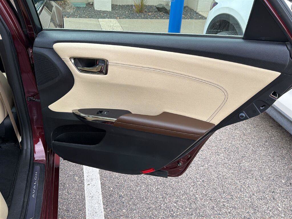 Used 2016 Toyota Avalon Limited w/ Toyota Safety Sense Package FWD image 9