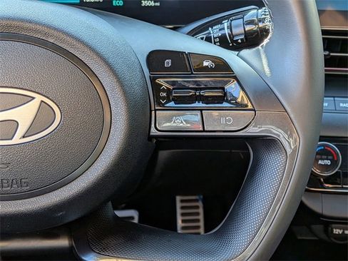 Used 2025 Hyundai Elantra SEL image 16