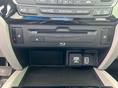 Used 2019 Honda Pilot Touring image 25