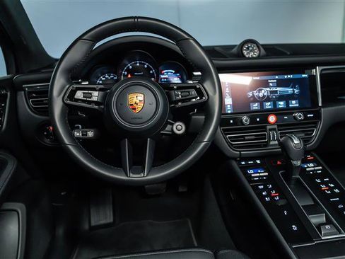 Certified 2026 Porsche Macan AWD/4WD image 20