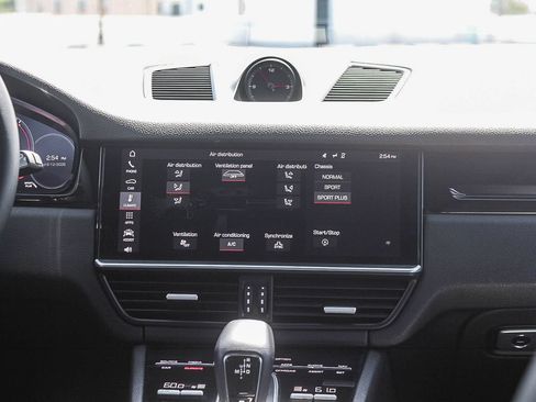 Used 2019 Porsche Cayenne S w/ Premium Package AWD/4WD image 15