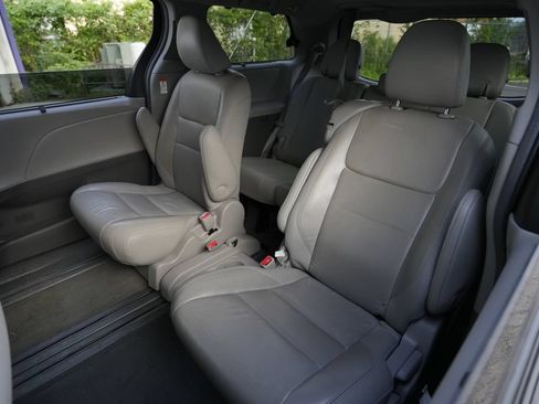 Used 2017 Toyota Sienna XLE Premium FWD image 23