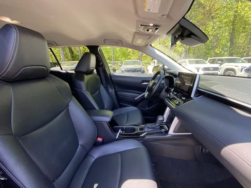 Used 2025 Toyota Corolla Cross XLE AWD/4WD image 49