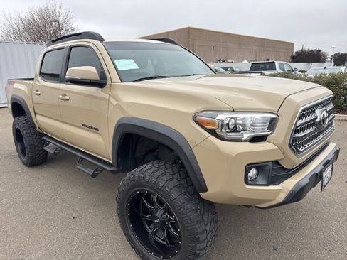 Used 2017 Toyota Tacoma TRD Off-Road image 4