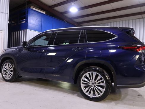 Used 2024 Toyota Highlander Platinum image 2