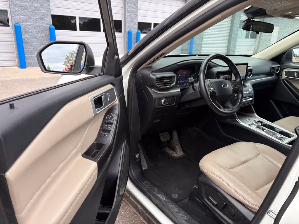 Used 2020 Ford Explorer XLT w/ Equipment Group 202A AWD/4WD image 17