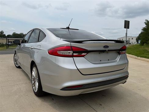 Used 2017 Ford Fusion SE FWD image 5