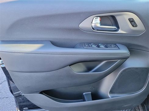 New 2026 Chrysler Pacifica Select image 8