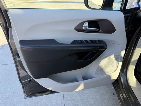 Used 2023 Chrysler Voyager LX image 16