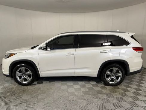 Used 2018 Toyota Highlander Limited FWD image 3