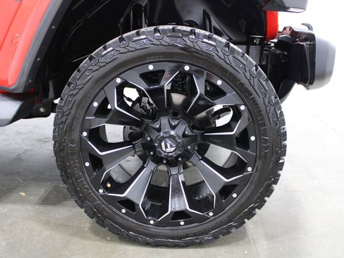 Used 2020 Jeep Wrangler Unlimited Sahara w/ Uconnect 4C Nav & Sound Group AWD/4WD image 5