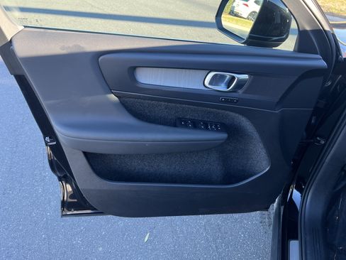 Used 2025 Volvo XC40 B5 Core image 14