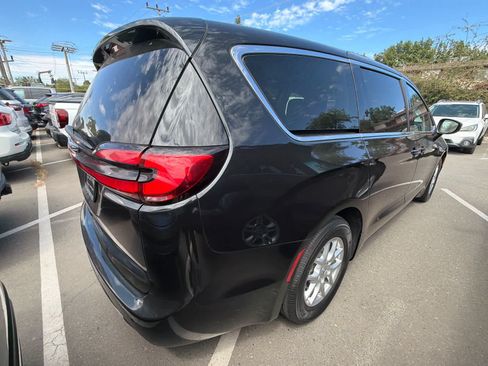 Used 2023 Chrysler Pacifica Touring-L FWD image 11