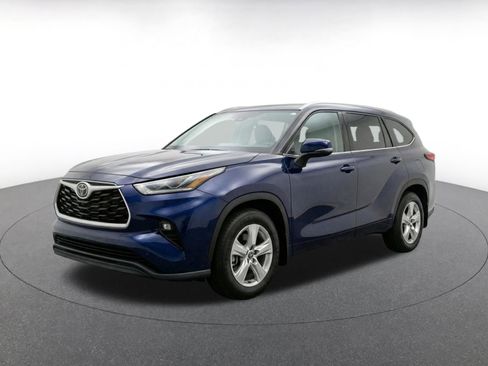Used 2025 Toyota Highlander LE FWD image 3