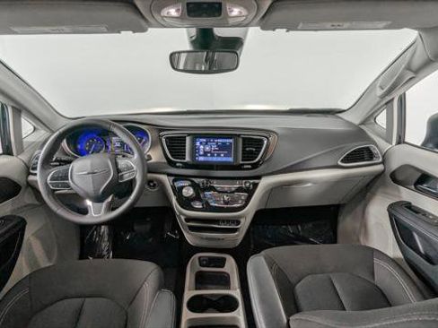 Used 2023 Chrysler Voyager LX image 26