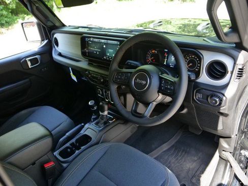Used 2024 Jeep Wrangler Unlimited Sport w/ Convenience Group AWD/4WD image 18