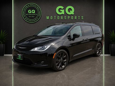 Used 2018 Chrysler Pacifica Limited w/ Advanced Safetytec Group FWD image 3