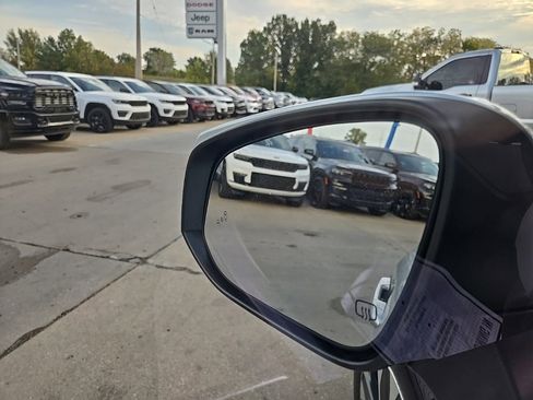 Used 2021 Toyota Highlander XLE image 27