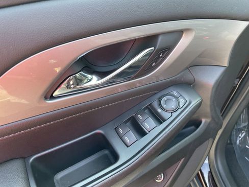 Used 2022 Chevrolet Traverse LT image 6