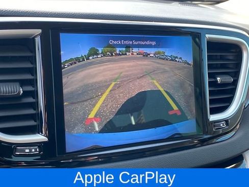 Used 2024 Chrysler Pacifica Touring-L image 12