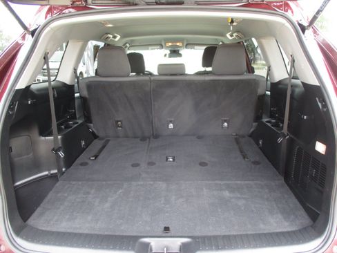 Used 2019 Toyota Highlander LE AWD/4WD image 29