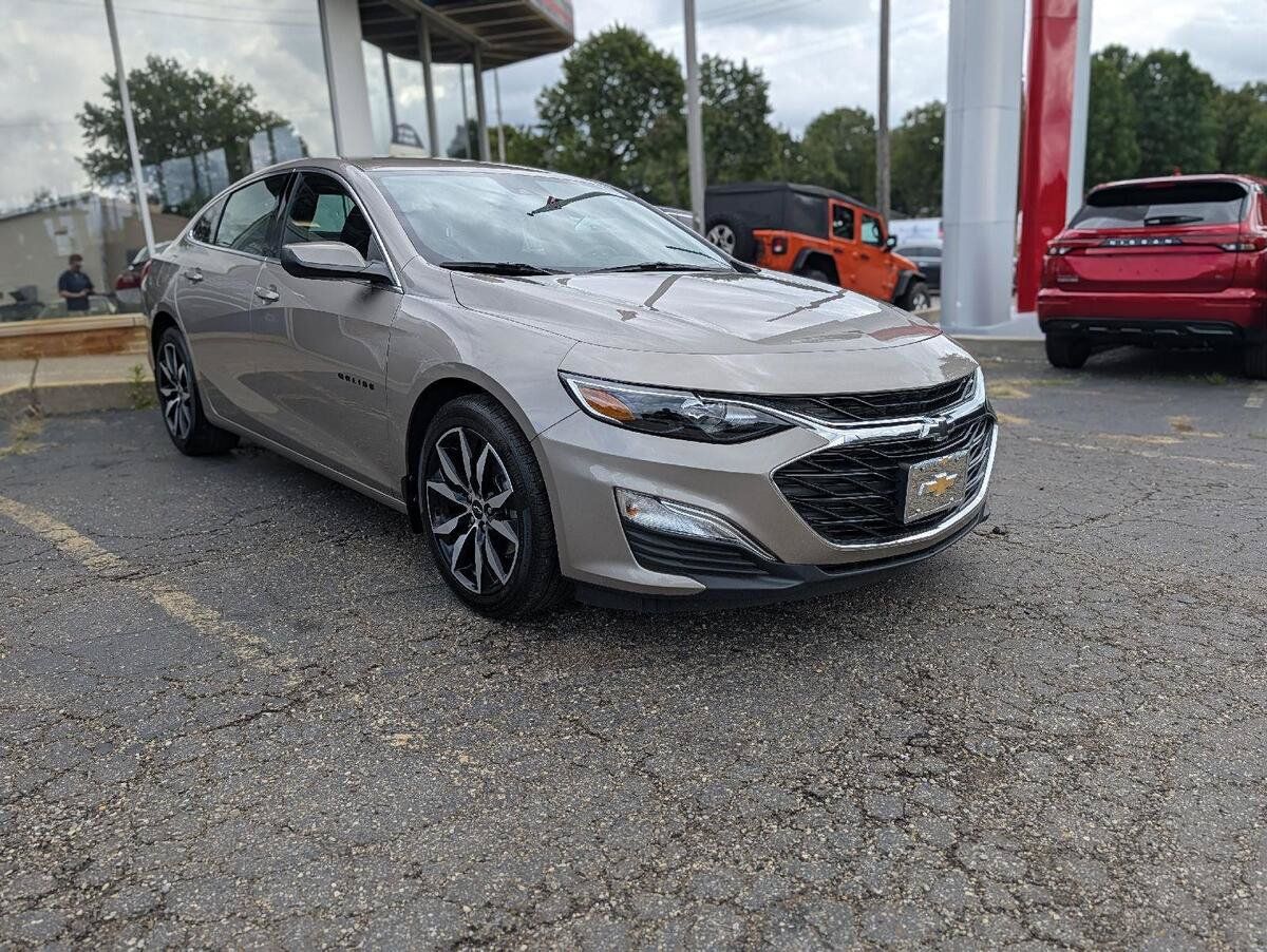 Used 2025 Chevrolet Malibu RS FWD image 13