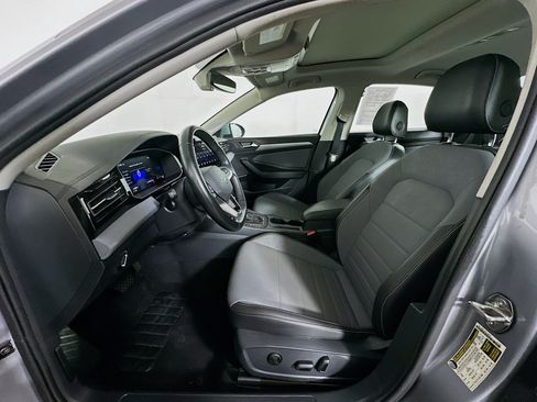Used 2025 Volkswagen Jetta SE FWD image 13