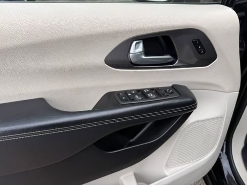 Used 2022 Chrysler Pacifica Touring-L FWD image 28
