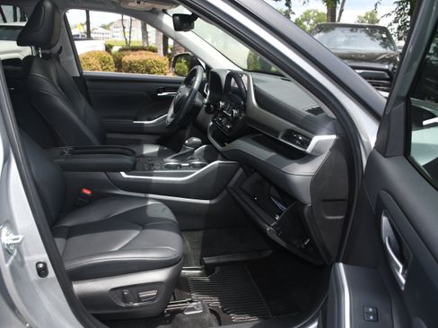 Used 2023 Toyota Highlander XLE FWD image 21