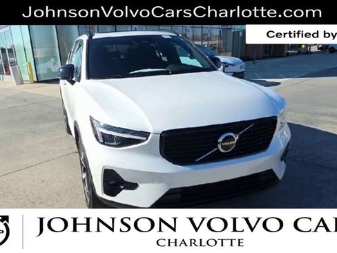 Certified 2025 Volvo XC40 B5 Plus image 3