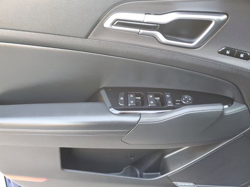 Used 2025 Kia Sportage SX image 17