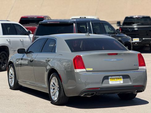 Used 2018 Chrysler 300 Touring L image 5